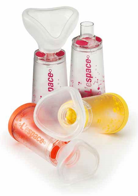 CAMERA DISTANZIATRICE PER EROGATORI SPRAY PREDOSATI L'ESPACE 220 ML PER ADULTI CON BOCCAGLIO VALVOLA INSPIRAZIONE 2 VALVOLE ESPIRAZIONE CODICE COLORE MAGENTA - Farmacia Puddu Baire S.r.l.
